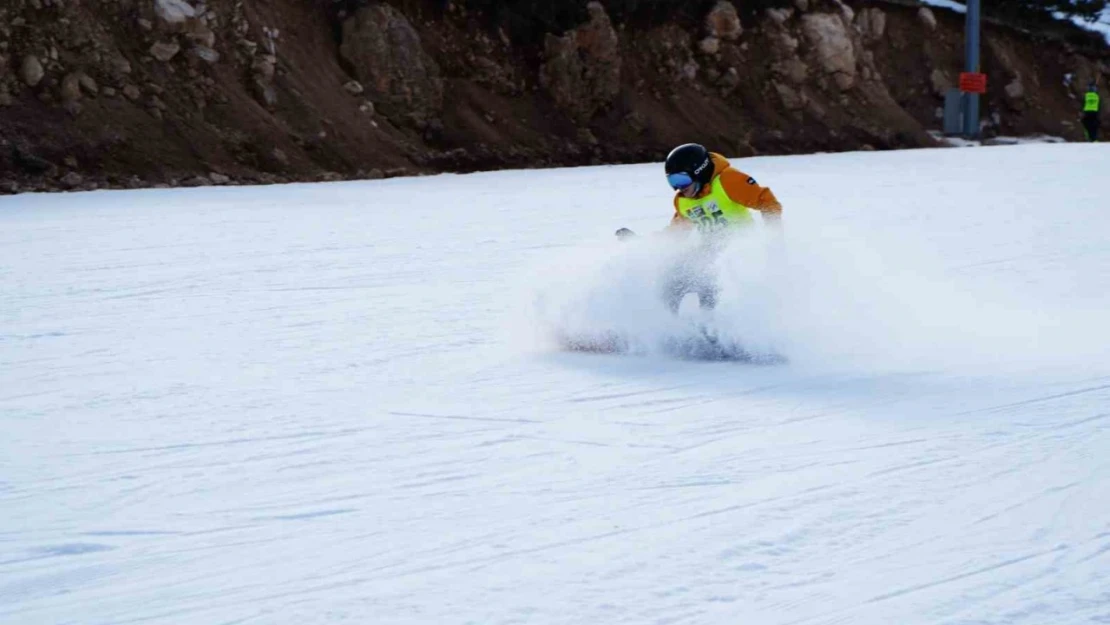 Snowboard Türkiye Şampiyonası Ergan Dağı'nda başladı