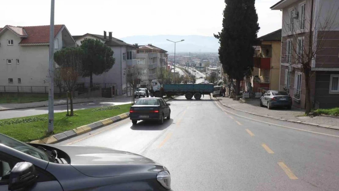 Şoförün refleksi faciayı önledi: Freni boşalan kamyon refüje çıktı