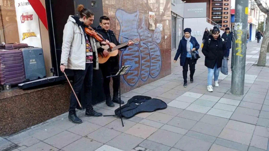 Soğuk hava genç müzisyenlere engel olmadı