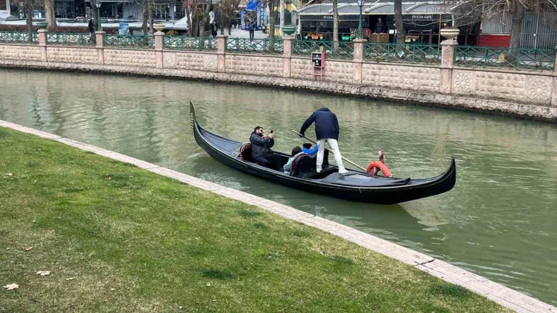 Soğuk hava gondol keyfini engellemiyor