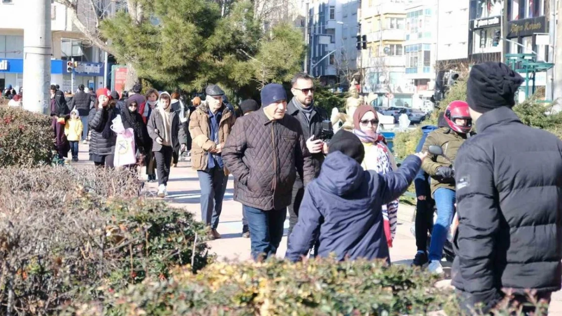 Soğuk havanın etkisinde kalan vatandaşlar güzel havayı görünce sokağa döküldü