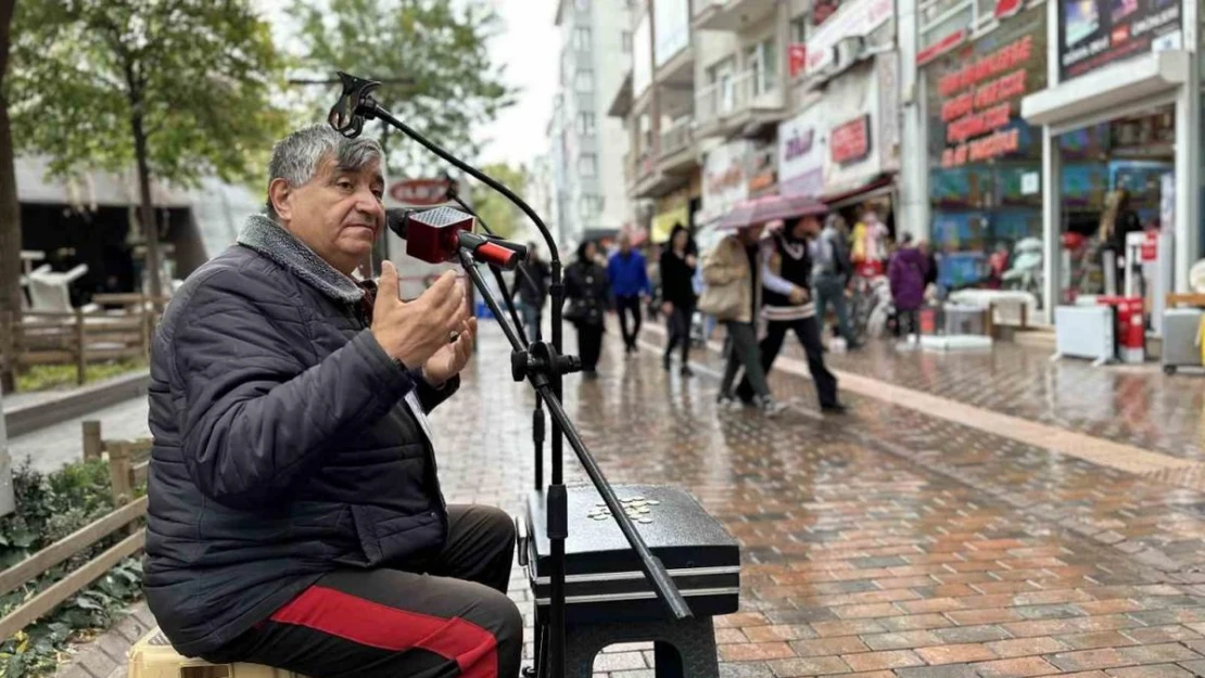 Sokaklarda her koşulda şarkı söyleyerek geçimini sağlıyor