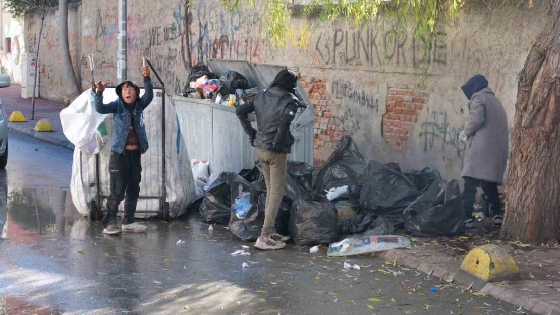 Sokaklarda karton toplayan çocuklar yürek burktu