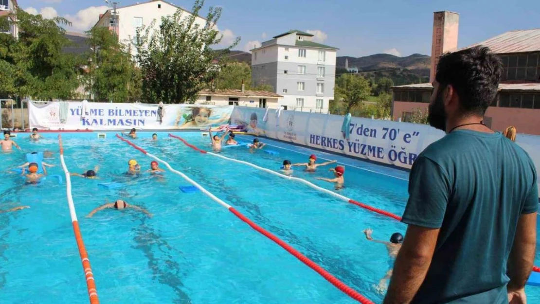 Solhan'da 300'ün üzerinde çocuk yüzme öğrendi