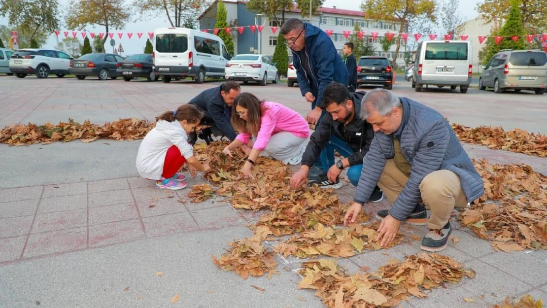 Sonbahar yapraklarından Cumhuriyetin 100. yılı çizimi