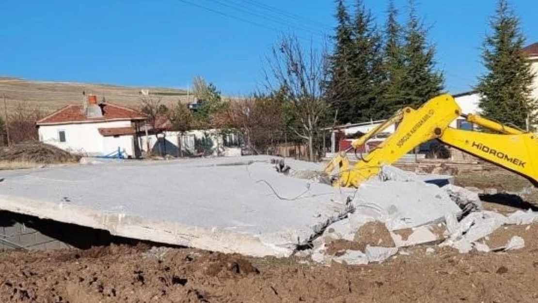 Sorgun'da kaçak yapı ekiplerce yıkıldı