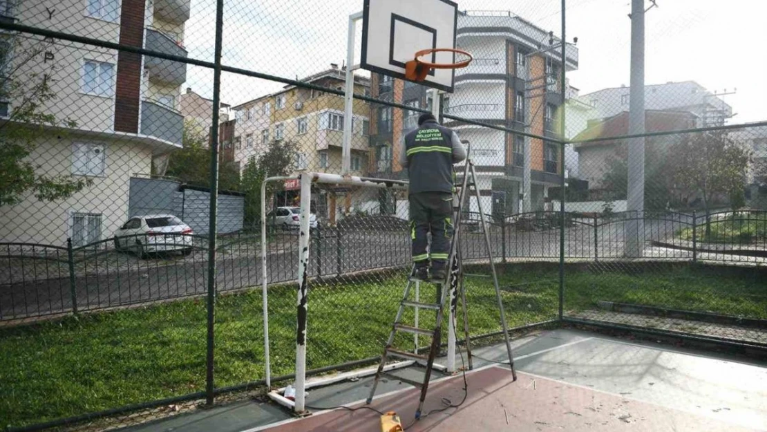 Spor sahaları bakımdan geçiyor