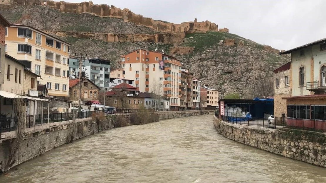 Su seviyesi azalan Çoruh Nehri'nin yağışlar sonrası debisi yeniden arttı