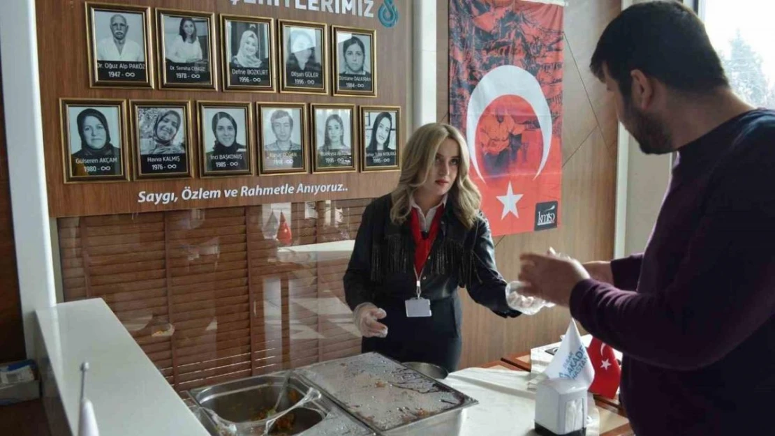 Sular Akademi Hastanesi depremde hayatını kaybedenlerin anısına helva ikramı yaptı