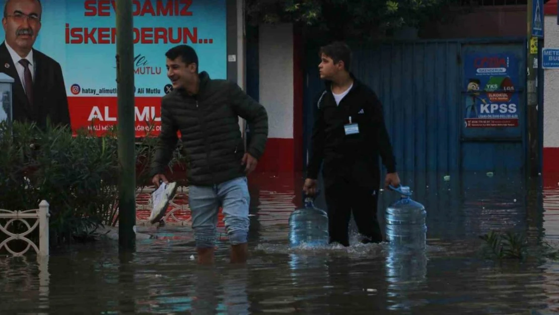 Sular altında kalan İskenderun'da mahsur kalan araçlar kurtarılmayı bekliyor