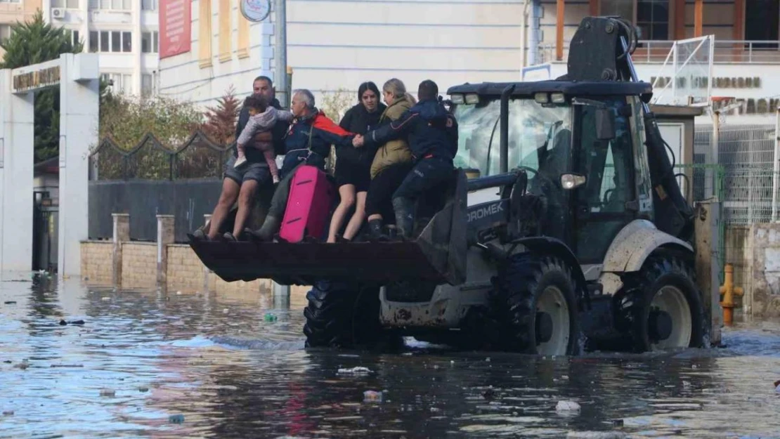 Suların kapladığı İskenderun'da evlerde mahsur kalanlar, iş makineleri ve yüksek tonajlı araçlarla kurtarılıyor