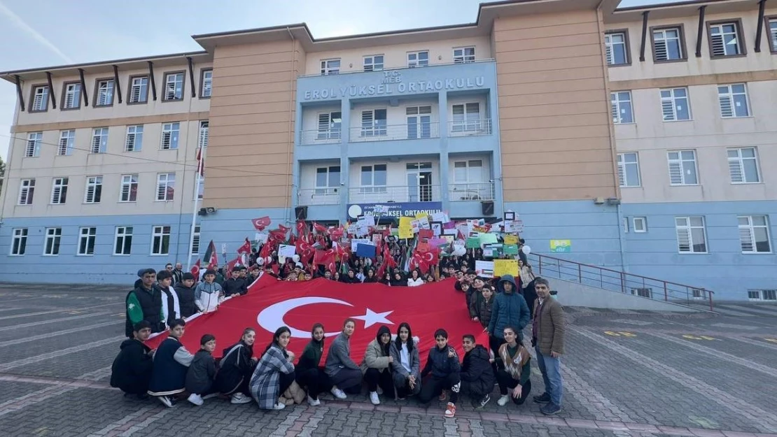 Sultanbeyli'de ortaokul öğrencileri Filistin için yürüdü