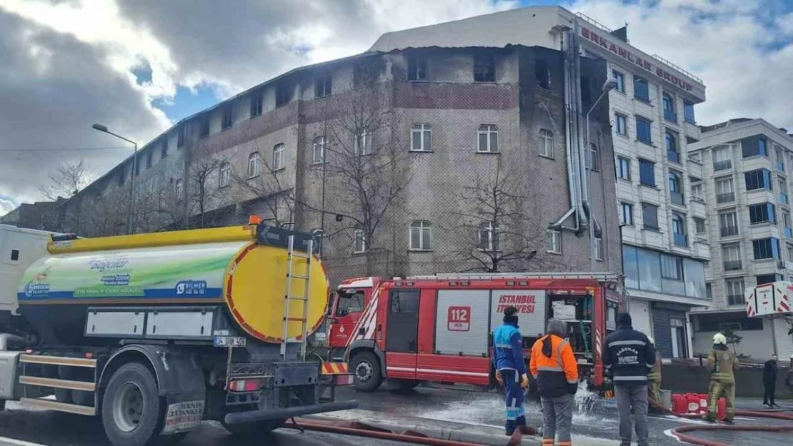 Sultangazi'de 1 saat arayla çıkan yangında ayakkabı atölyesi alevlere teslim oldu