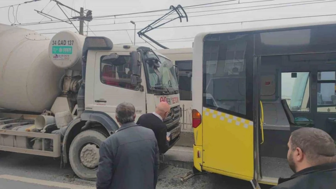 Sultangazi'de faciadan dönüldü: Beton mikseri İETT otobüsüne çarptı, 4 kişi yaralandı