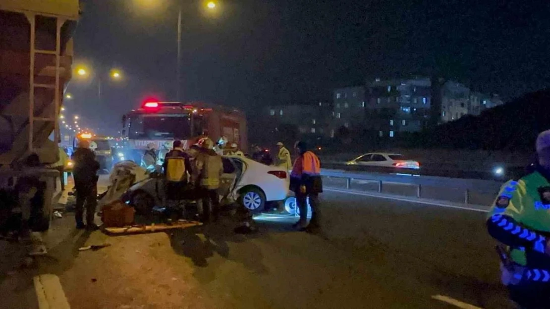 Sultangazi'de makas atan araç yol kenarındaki dampere çarptı: 1 ölü, 2 yaralı