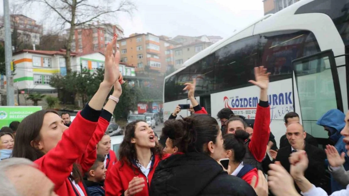 Süper Lig'e çıkan Zonguldakspor Basket 67 Takımı'na coşkulu karşılama