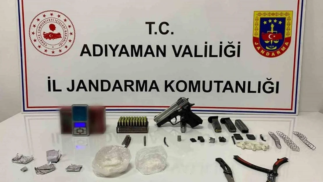 Şüphelinin aracından uyuşturucu ve evinden silah çıktı