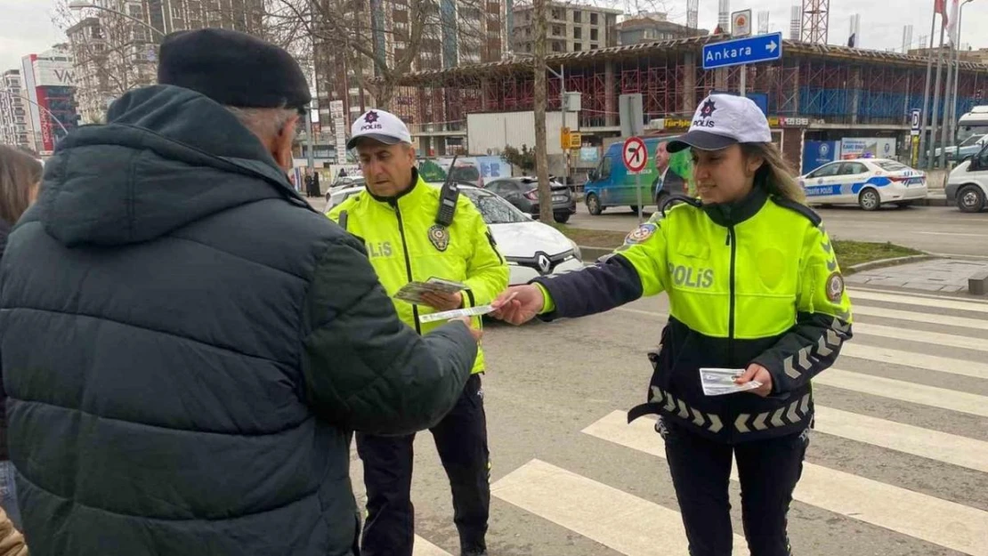 Sürücü ve yayalara trafik kuralları anlatıldı