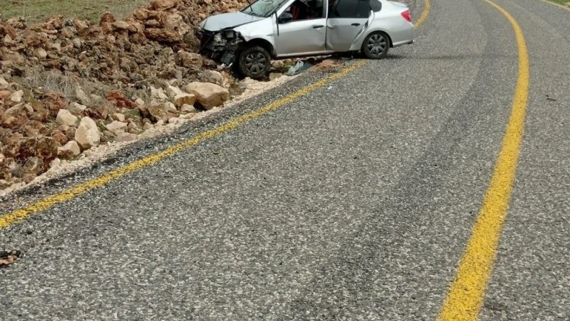 Sürücüsünün kontrolünden çıkan otomobil taş yığınına çarptı: 4 yaralı