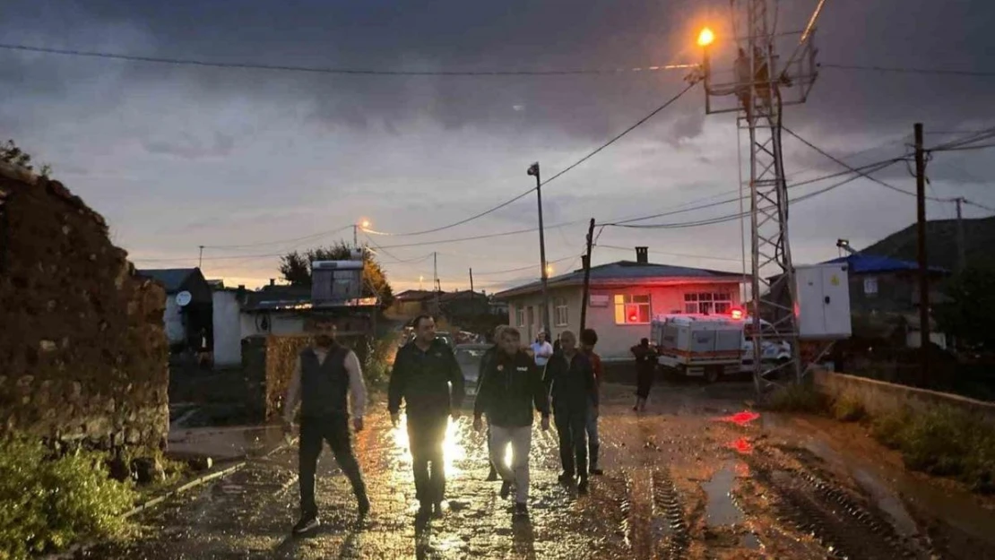 Susuz'da bir köy selden zarar gördü