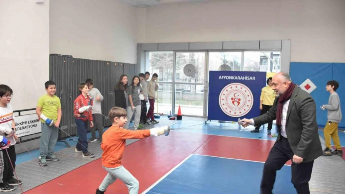 Taekwondo ve eskrim sporcuları yarıyıl tatilini verimli geçiriyor