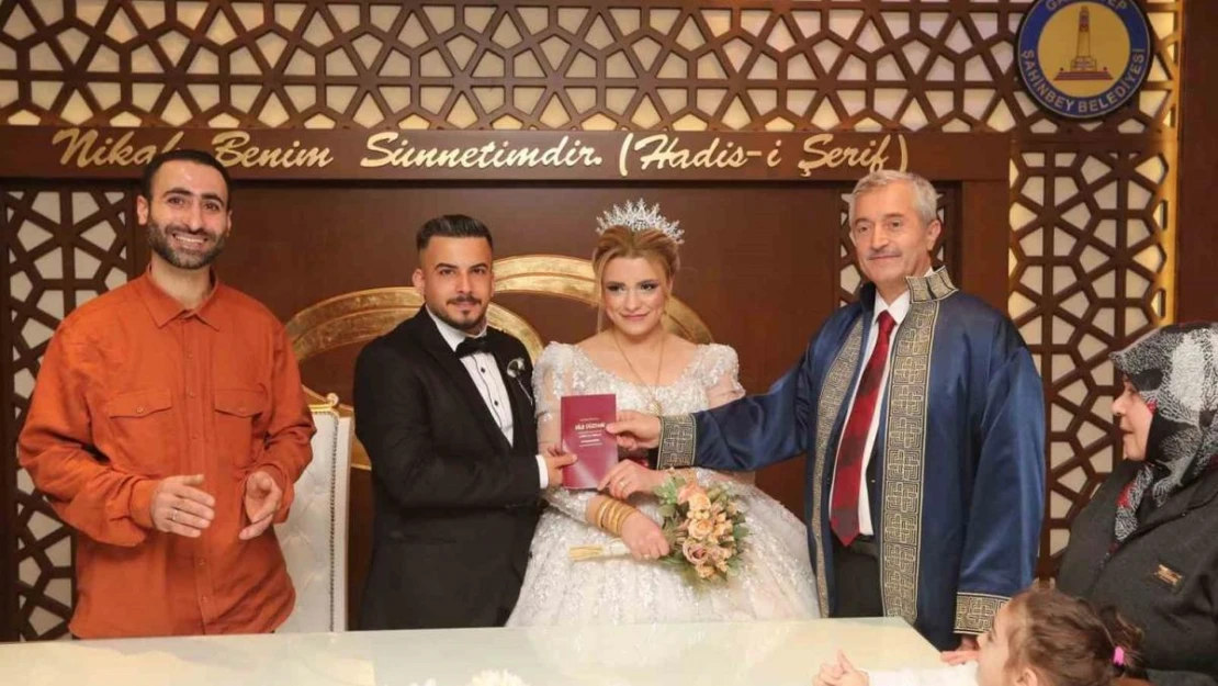 Tahmazoğlu'ndan evlenen gençlere nikah sürprizi