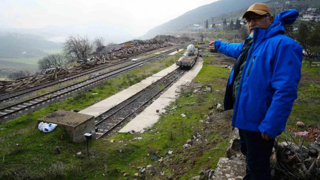 Tahrip olan tren istasyonu depremden 1 yıl sonra tekrar görüntülendi