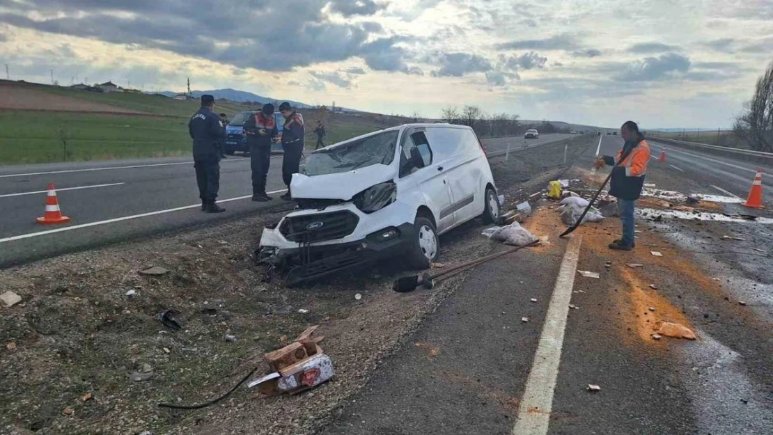 Takla atan kamyonet hurdaya döndü: Sürücü ölümden döndü