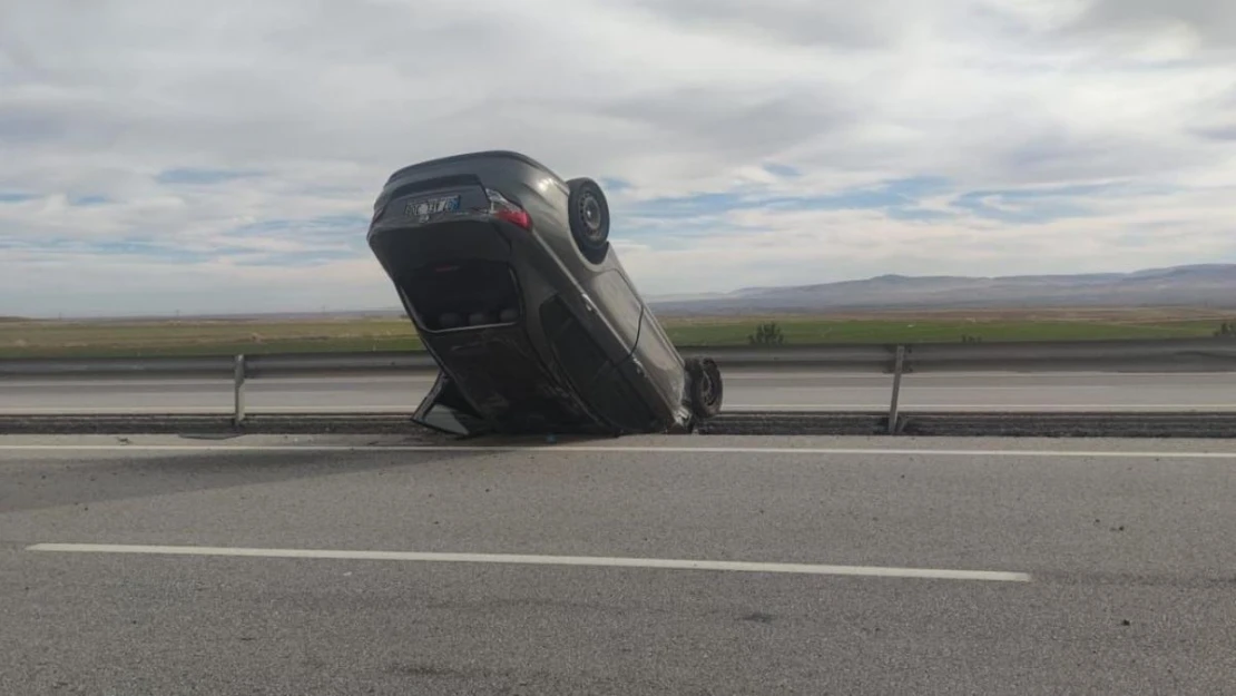 Takla atıp refüje giren otomobilde 2 kişi yaralandı