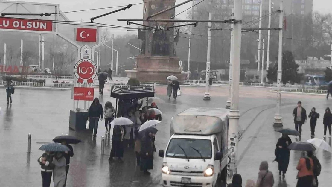 Taksim'de etkili olan sağanak yağış ve rüzgar vatandaşlara zor anlar yaşattı