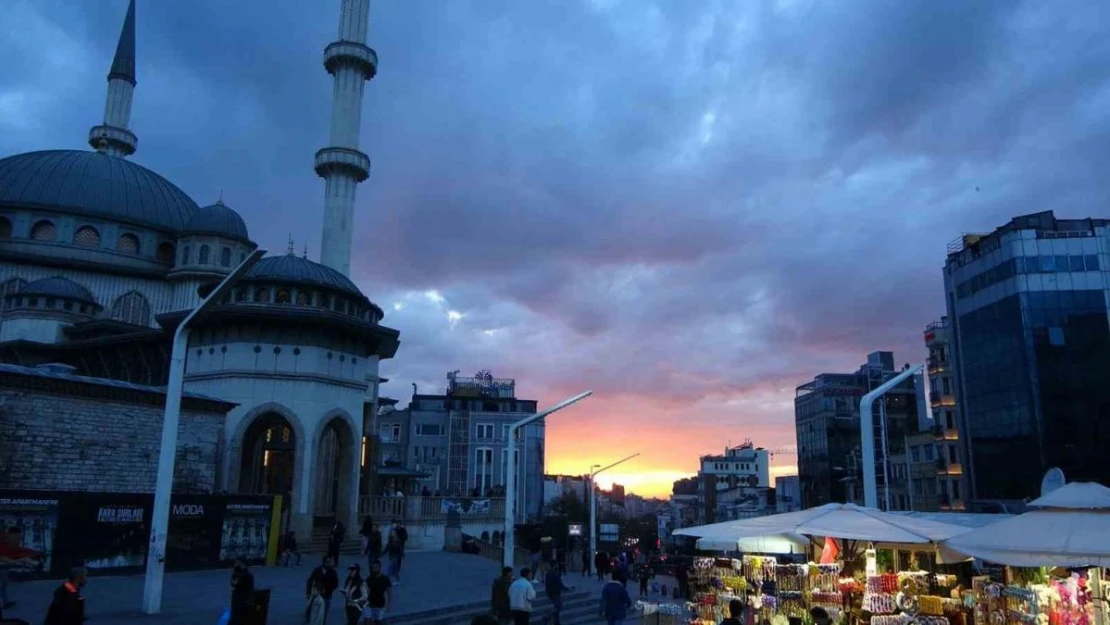 Taksim'de gün batımı manzarası hayran bıraktı