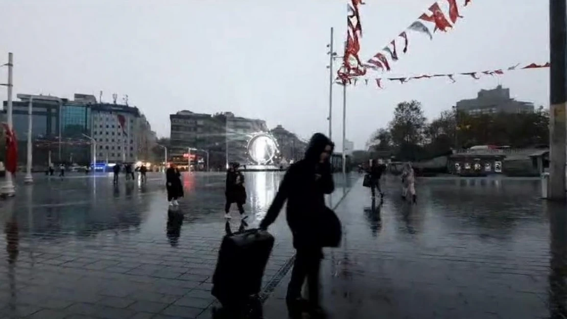 Taksim'de önce hava karardı sonra sağanak yağış başladı