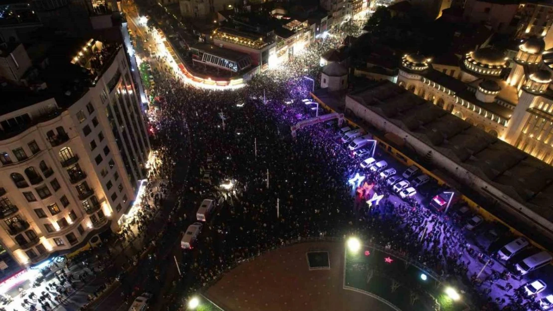 Taksim Meydanı'nda vatandaşlar yeni yılı kutladı