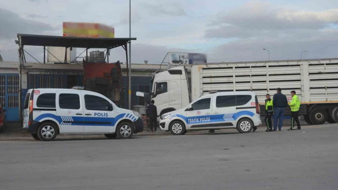 Tamir ettiği tırın kabininin altında kalan usta hayatını kaybetti