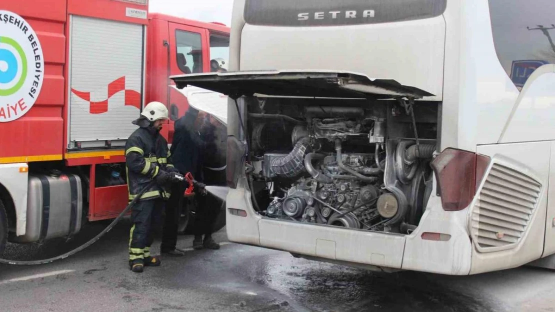 Tamire giden yolcu otobüsünde yangın çıktı