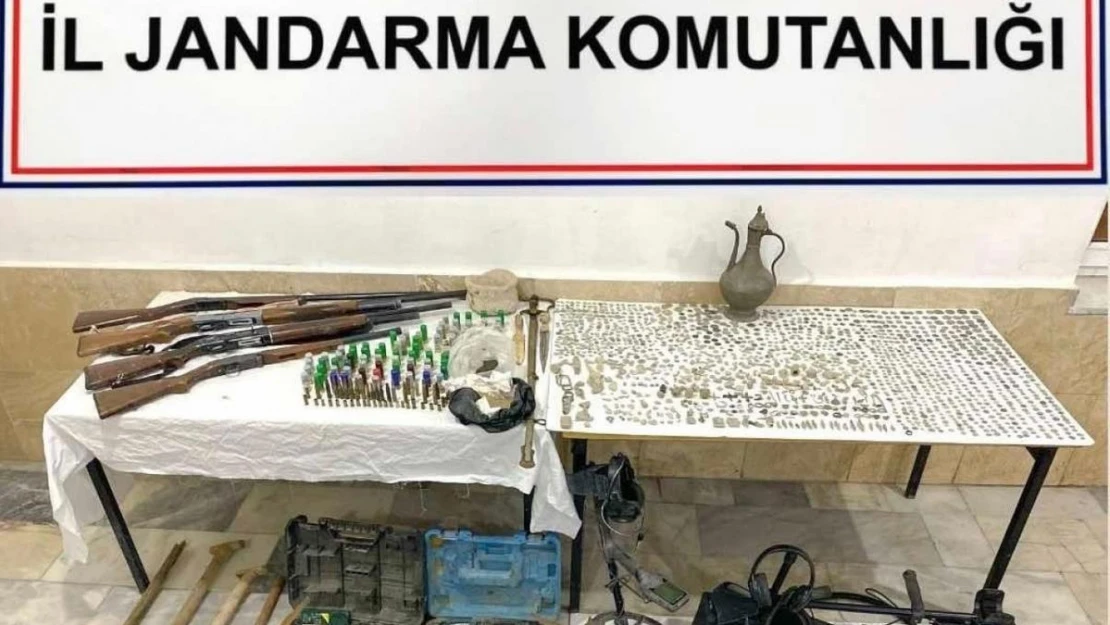 Tarihi eser kaçakçıları jandarma operasyonunda yakalandı