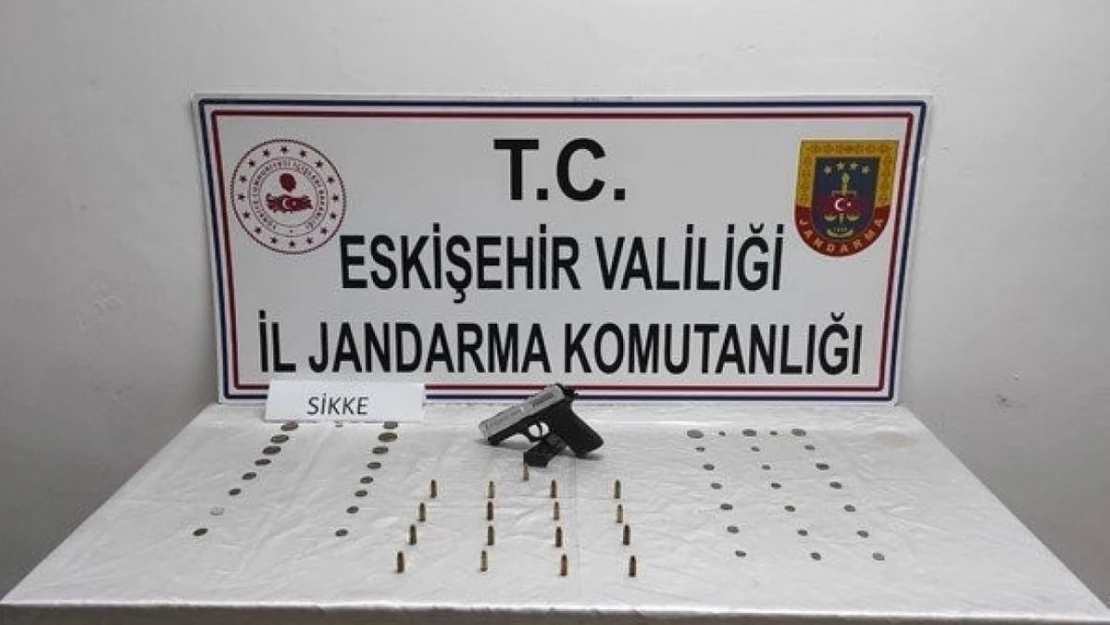 Tarihi eser ve ruhsatsız tabanca satmak isterken yakalandılar