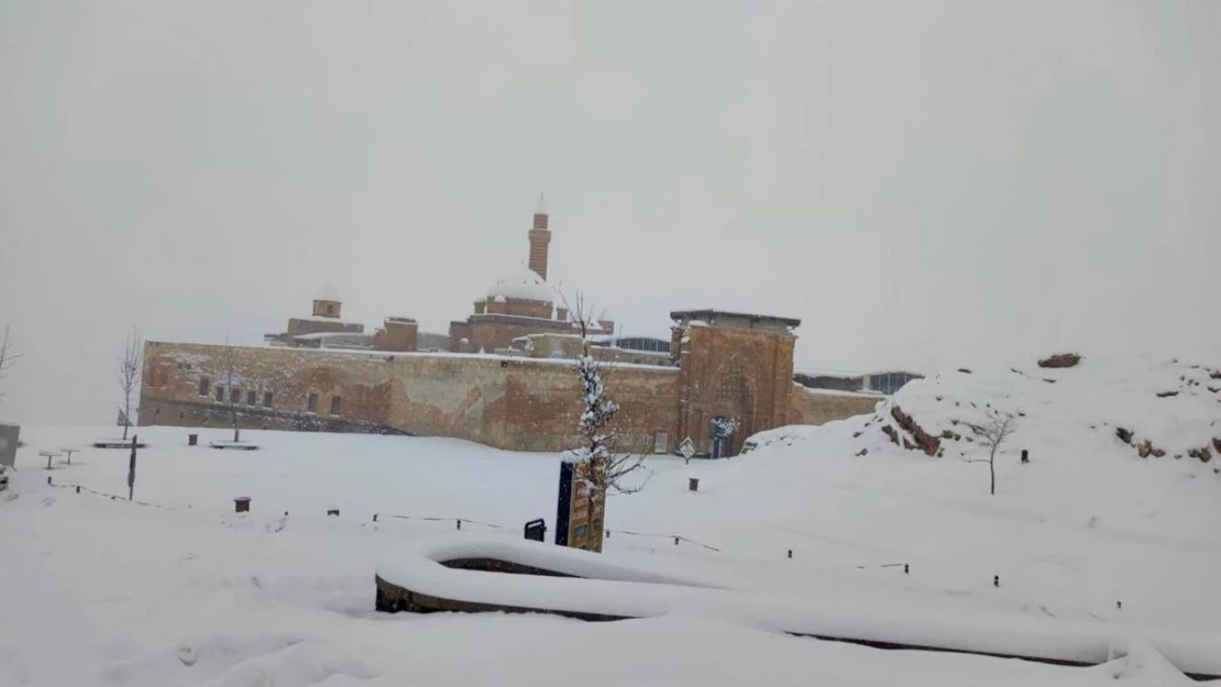 Tarihi İshak Paşa Sarayı'ndan kar manzaraları