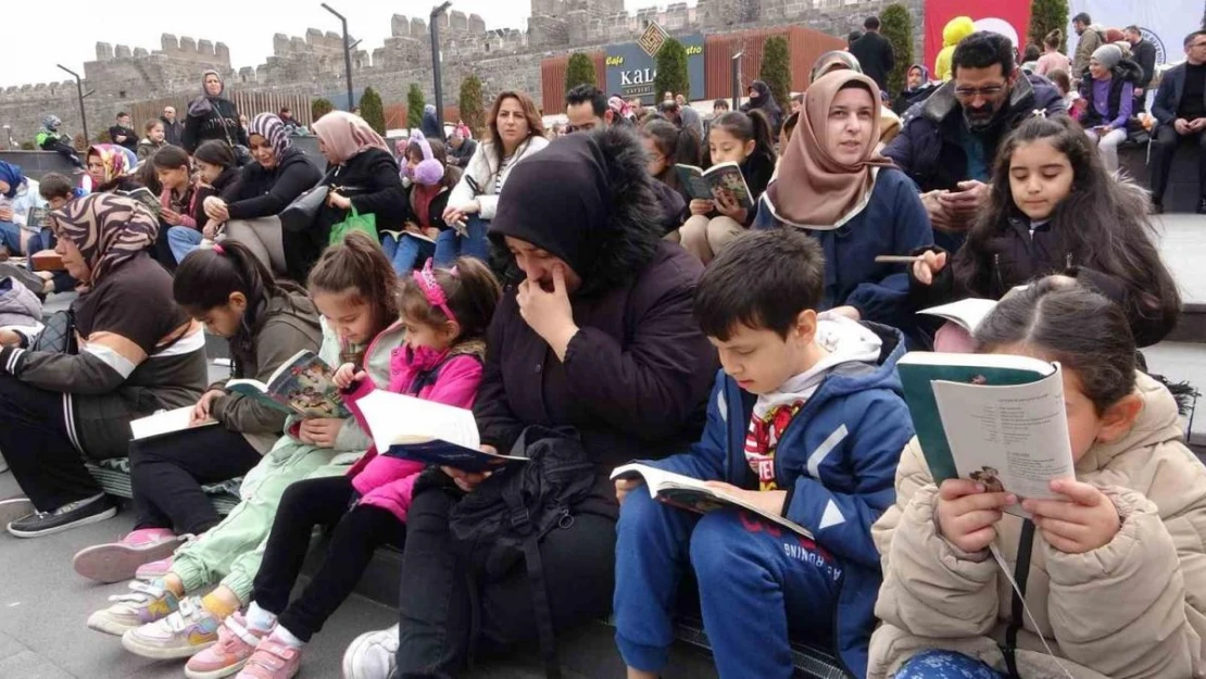 Tarihi kalede 7'den 70'e kitap okudular