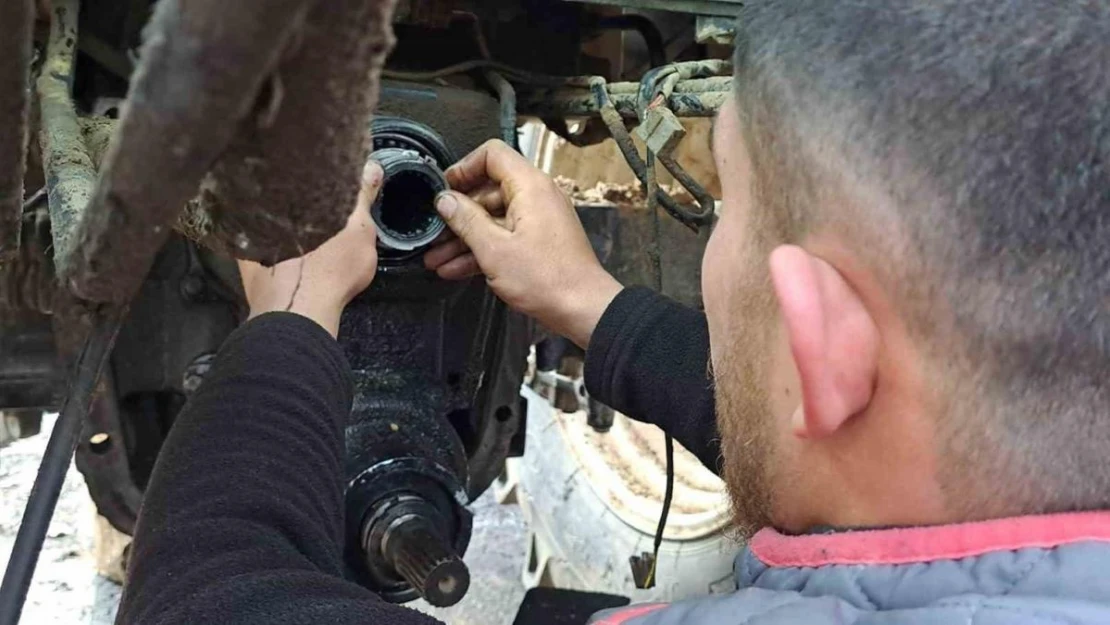 Tarım memleketi Adilcevaz'da traktör bakımı