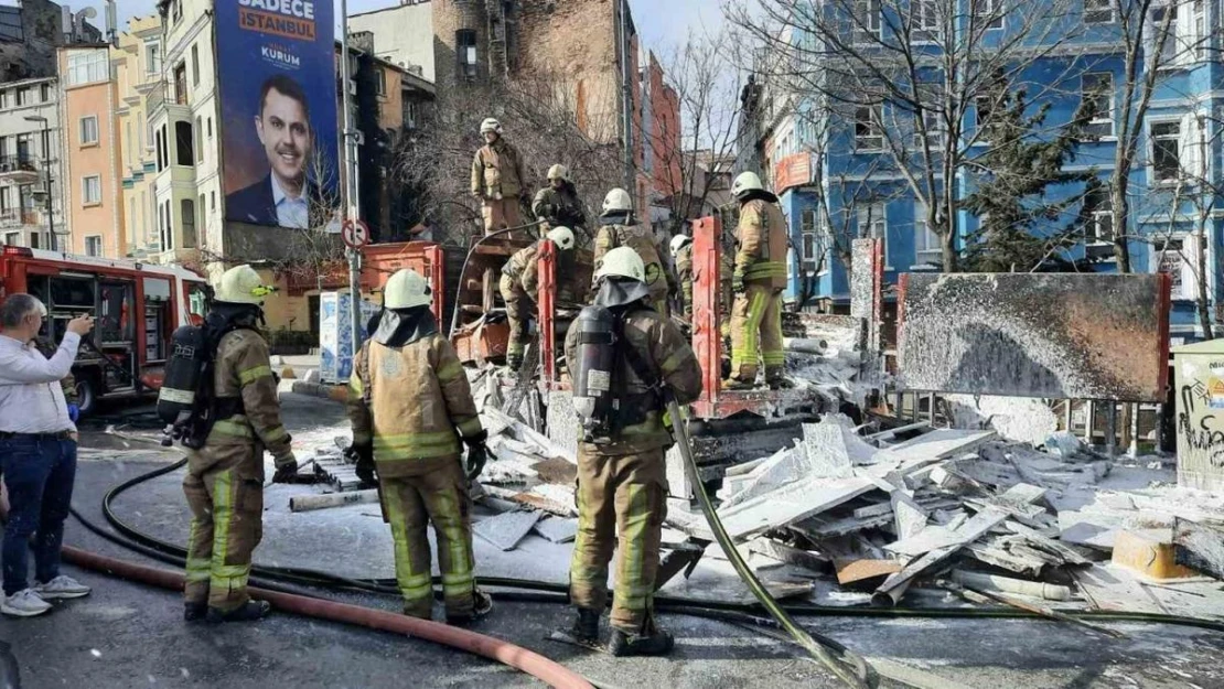 Tarlabaşı Bulvarı'nı dumanlar sardı: Kamyonetin kasasındaki malzemeler alev alev yandı