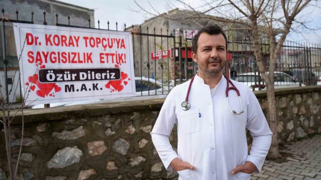 Tartıştıkları doktordan özür dilemek için pankart astılar