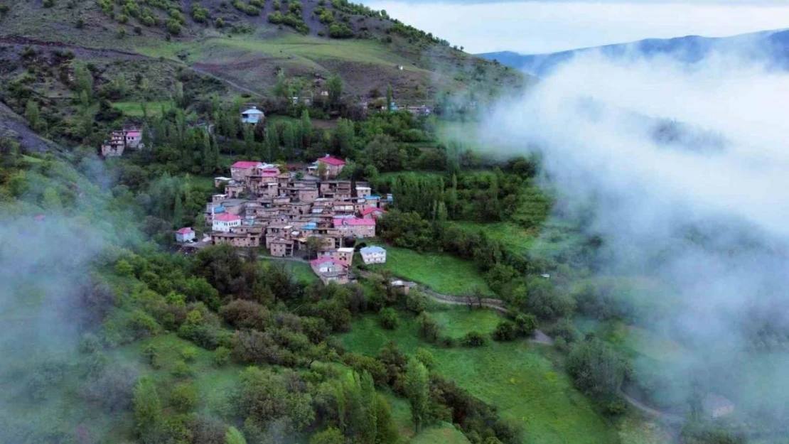 Taş evlerin sis bulutları arasında kartpostallık manzarası hayran bıraktı