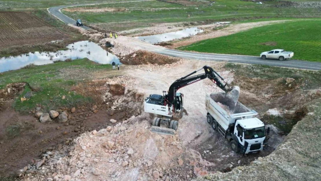 Taşkında zarar gören yollar ve köprüler onarılıyor