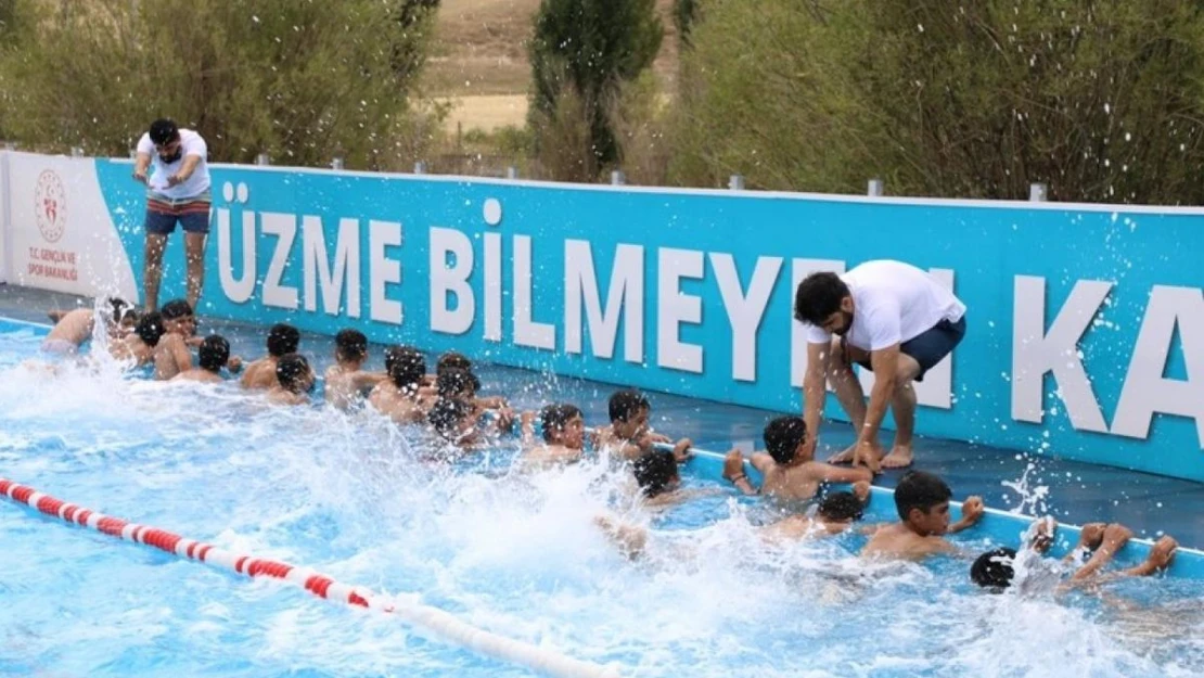 Taşlıçay'da portatif havuzla yüzme eğitimi