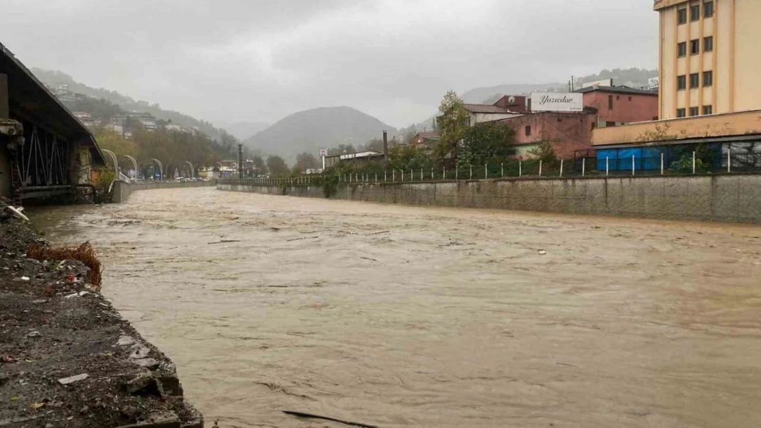 Taşma noktasına gelen derelerin kenarına araç park etmek yasaklandı