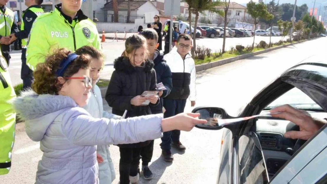 Taşovalı öğrencilerden yaya önceliği etkinliği