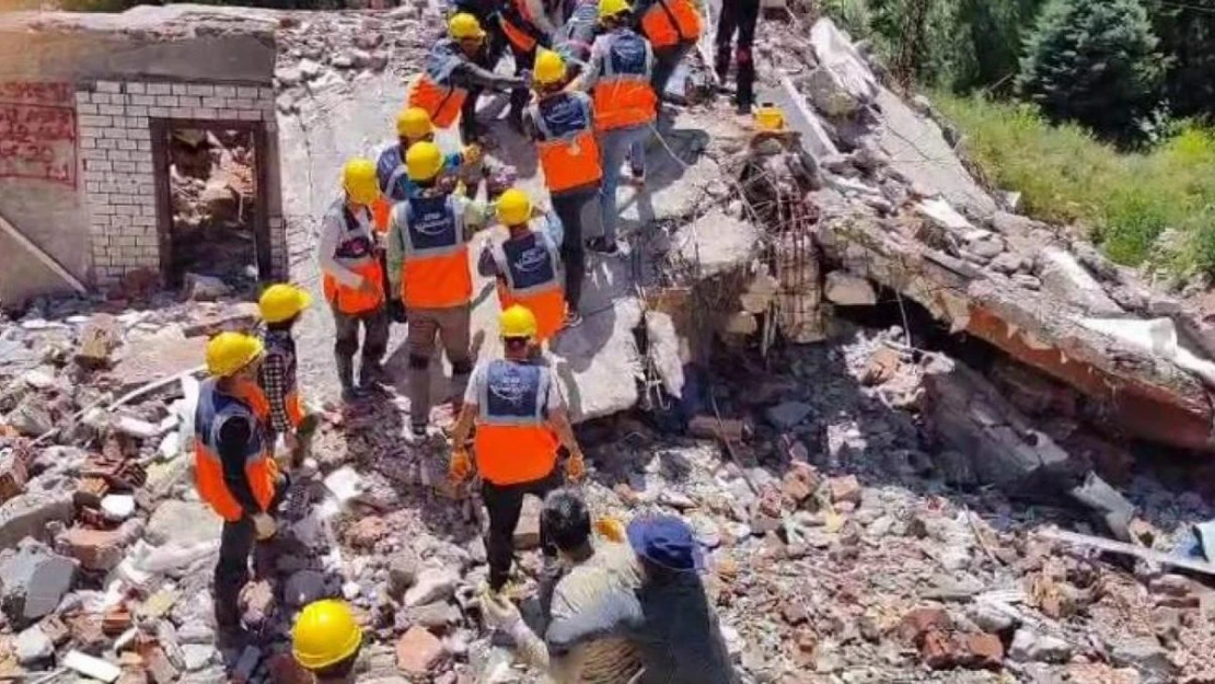 Tatbikat gerçekçi olsun diye enkaz altından çıkanların yakınları sinir krizi geçirdi