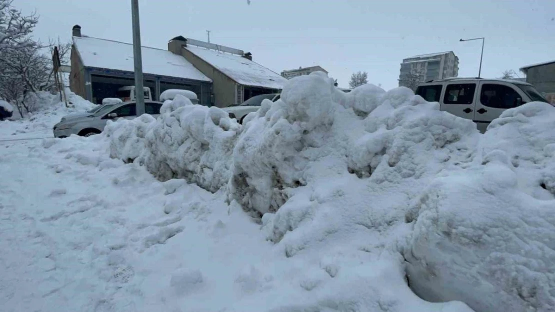 Tatvan'da biriken karlar yer yer 3 metreyi geçti