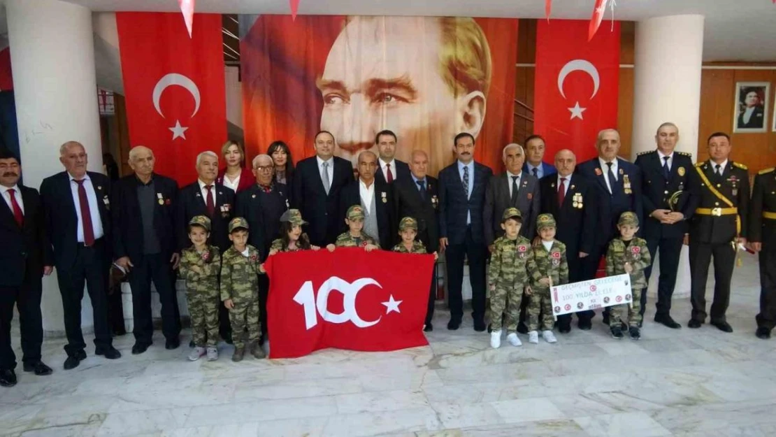 Tatvan'da Cumhuriyet'in 100. yılı coşkuyla kutlandı